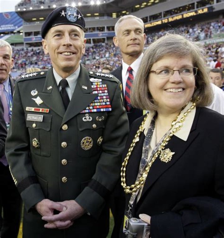David Petraeus Biography, Age, Height, Wife, Net Worth, Family
