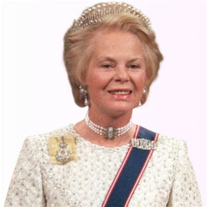 Queen Noor Biography, Age, Height, Husband, Net Worth, Family