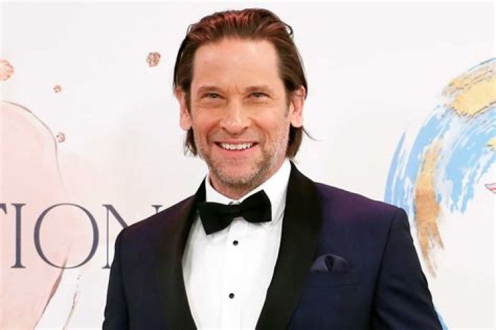 Roger Howarth Biography, Age, Height, Wife, Net Worth, Family