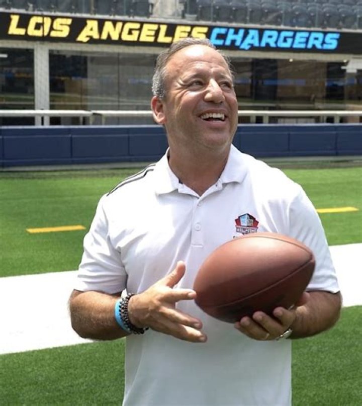 Roy Dennis (American football) biografía, edad, altura, esposo, net worth, familia